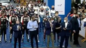 Ράλι Ακρόπολης – Η αμήχανη στιγμή που απομακρύνουν τον Πατούλη από την 1η σειρά