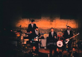 MEΛISSES – Θυμούνται και τιμούν τον Μίκη Θεοδωράκη με το «The Honeymoon Song»