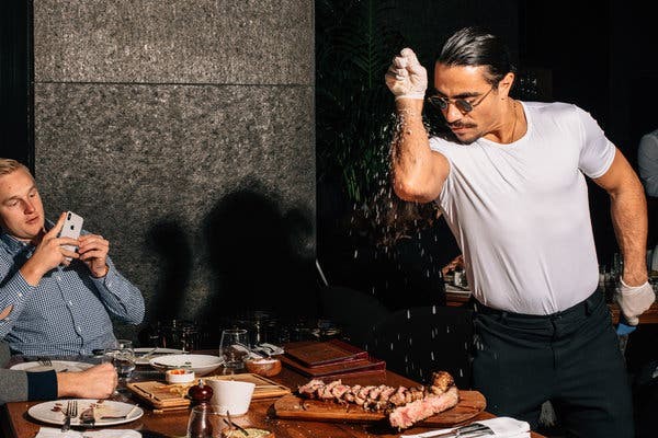 Salt Bae – Χαμός με τις τιμές στο νέο του εστιατόριο – 700 ευρώ μπριζόλα και… 10 ευρώ αναψυκτικά