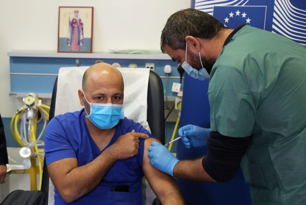Εμβόλιο – Η Κύπρος χορηγεί ενισχυτική δόση στους υγειονομικούς και τους άνω των 65