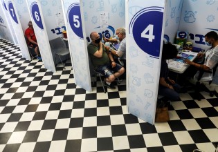 Τρίτη δόση – Η ένεση που διχάζει τον πλανήτη ενόψει του χειμώνα