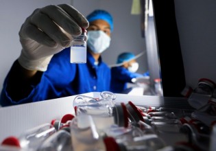 Τρίτη δόση εμβολίου – Σενάρια για εμβολιασμό όλων άνω των 60 ετών