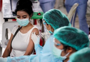 Εμβόλιο – Αναβολή της τρίτης δόσης ζητούν κορυφαίοι ειδικοί στις ΗΠΑ