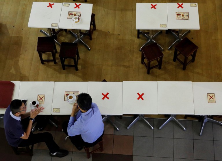 Κοροναϊός – Ανατροπή από νέα έρευνα για τις αποστάσεις – Τα δύο μέτρα ίσως δεν είναι αρκετά στους εσωτερικούς χώρους