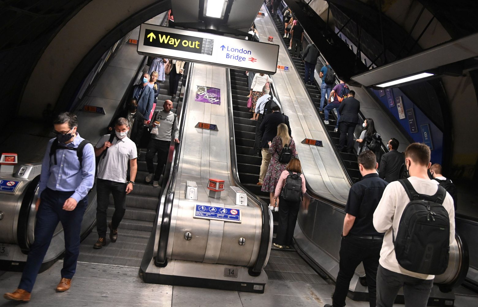 Κοροναϊός - Οι Λονδρέζοι αποφεύγουν να κρατηθούν από την κουπαστή και πέφτουν στις σκάλες του μετρό