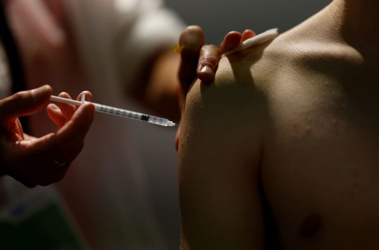 Εμβόλιο – Αρνητικοί στην τρίτη δόση εμφανίζονται οι ειδικοί της FDA