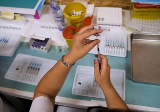 Εμβόλιο – Ποιο το όφελος και ποιες οι παρενέργειες της τρίτης δόσης