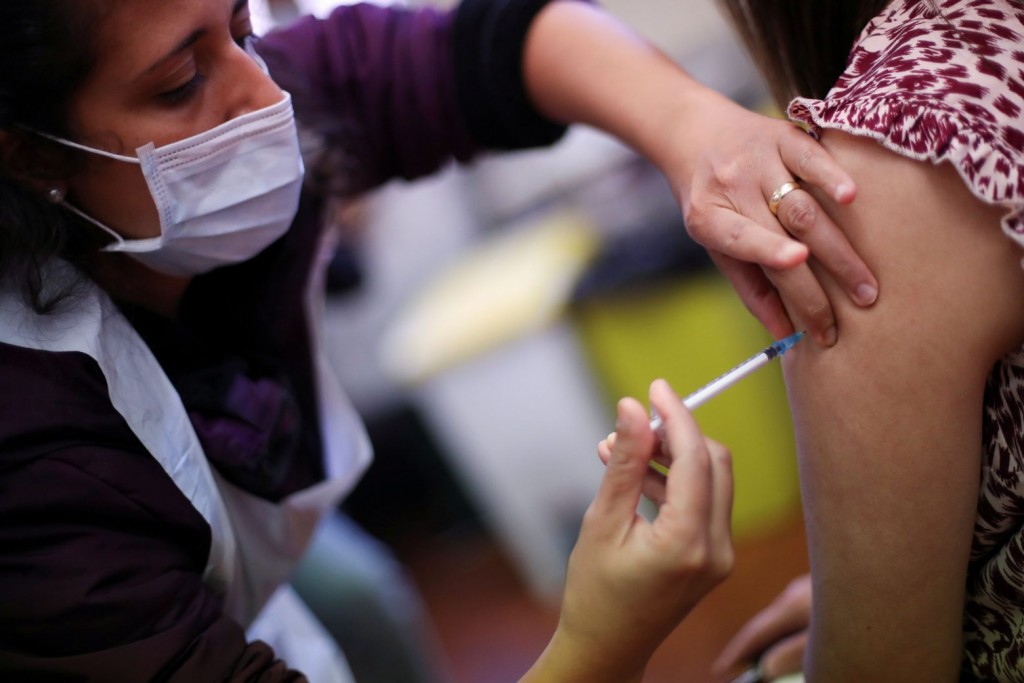 Εμβόλιο – Υποψίες για αλλαγές στην περίοδο ορισμένων γυναικών