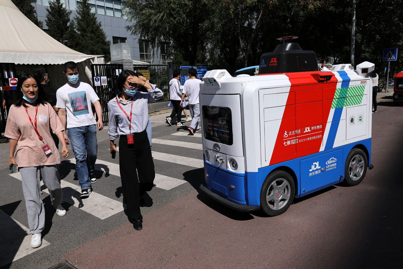 Χιλιάδες ρομπότ προσλαμβάνονται για κατ’ οίκον παραδόσεις στην Κίνα