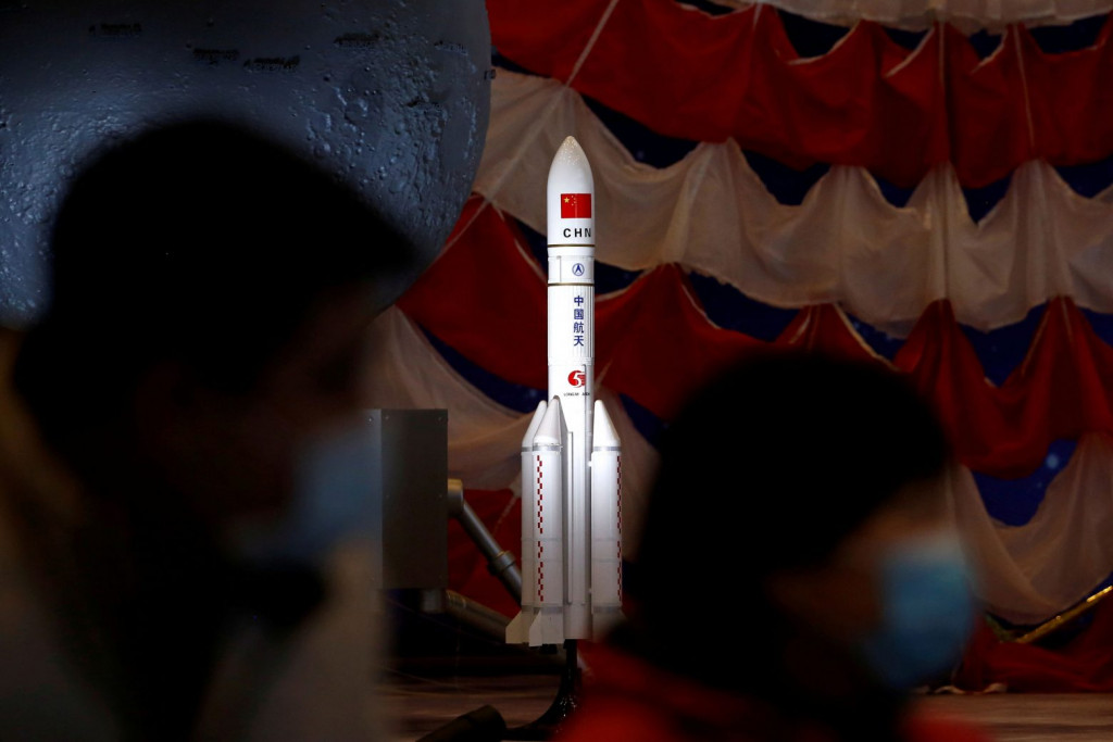 Πύραυλο για επανδρωμένες αποστολές στη Σελήνη ετοιμάζει η Κίνα