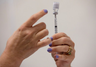 Εμβόλιο – Τη Δευτέρα η απόφαση της ΕΕ για την αναμνηστική δόση της Pfizer