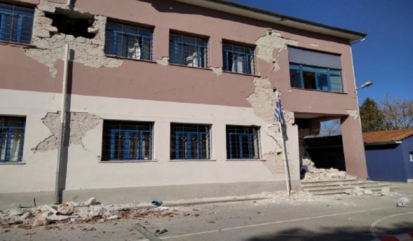 Μητσοτάκης – Επίσκεψη στο σεισμόπληκτο Δαμάσι για τα εγκαίνια του νέου σχολείου