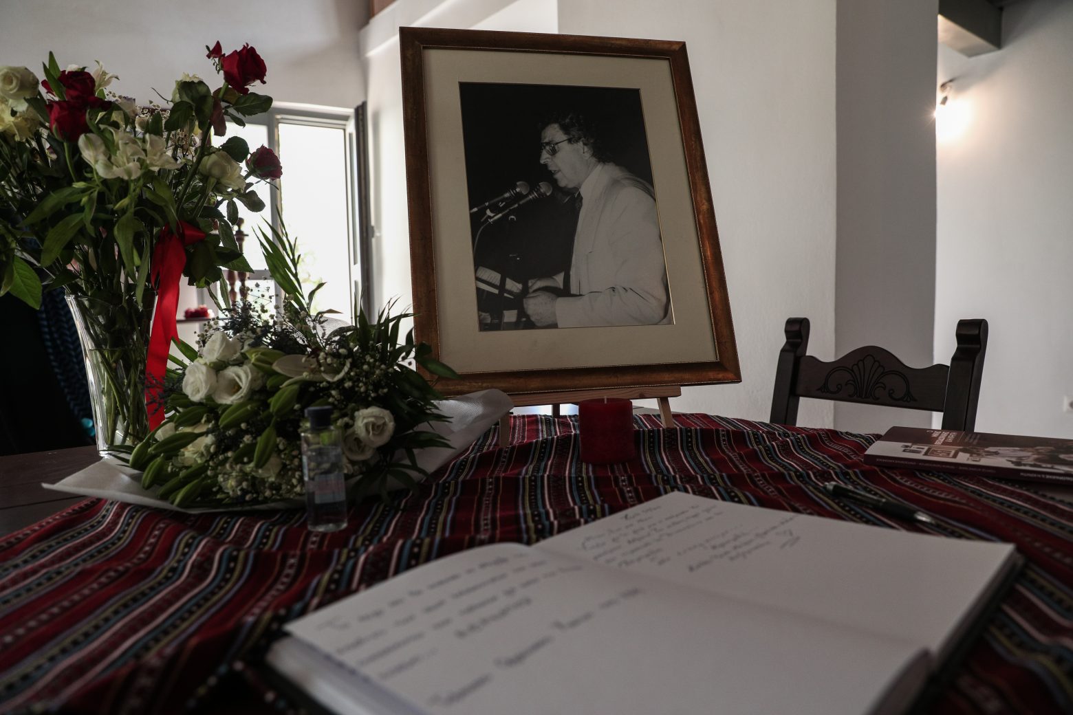 Μίκης Θεοδωράκης - Σημειώματα και λουλούδια στο σπίτι του στον Γαλατά Χανίων