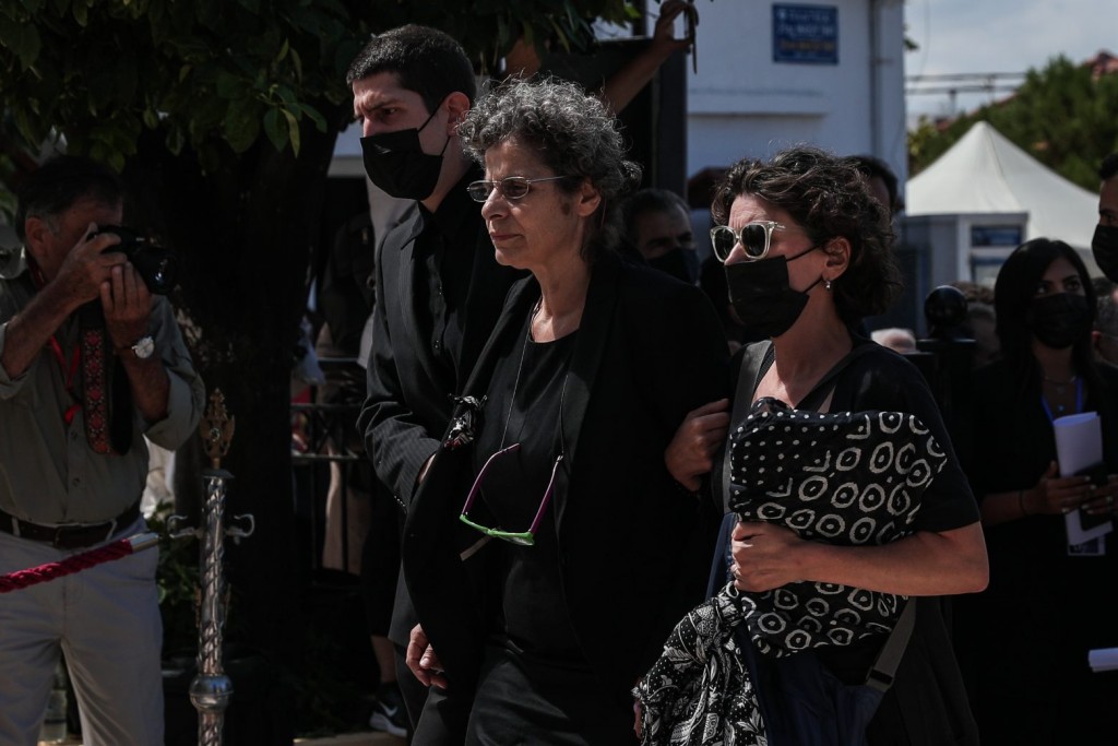 Μίκης Θεοδωράκης – Υποβασταζόμενη στην κηδεία του πατέρα της η κόρη του Μαργαρίτα