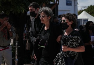 Μίκης Θεοδωράκης – Υποβασταζόμενη στην κηδεία του πατέρα της η κόρη του Μαργαρίτα