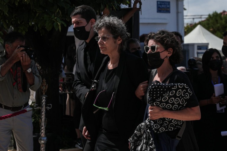 Μίκης Θεοδωράκης – Υποβασταζόμενη στην κηδεία του πατέρα της η κόρη του Μαργαρίτα