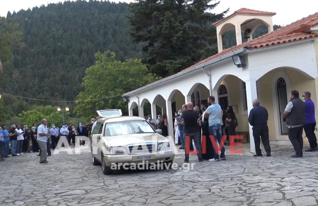 Ανείπωτος πόνος στην κηδεία του 15χρονου στην Αρκαδία – Τα κρίσιμα ερωτήματα για τον θάνατο του