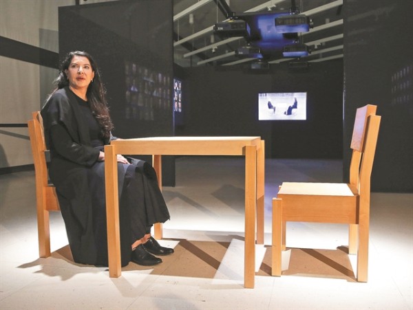 Διάλογος Αμπράμοβιτς – Φεράντε – «Γιατί κρύβεσαι;» «Γιατί δεν έγινες μητέρα;»