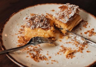 Δέκα νέα food στέκια στην Αθήνα και τι τρώμε από πού