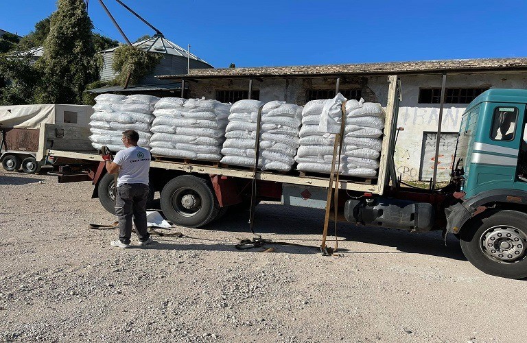 Αποστολή ζωοτροφών και στους πληγέντες κτηνοτρόφους στο Θύρρειο