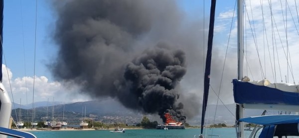 Λευκάδα – Θαλαμηγός τυλίχτηκε στις φλόγες – Συγκλονιστικό βίντεο