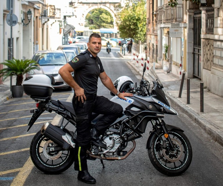 Μιχάλης Λώλης – Μετάθεση με αιχμές για τον πρώτο ανοιχτά γκέι αστυνομικό