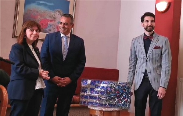 Η Πρόεδρος της Δημοκρατίας επισκέπτεται  τους «Ήρωες από μέταλλο»