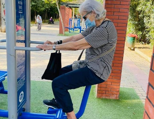 Ηλικιωμένοι «λιώνουν» στη γυμναστική