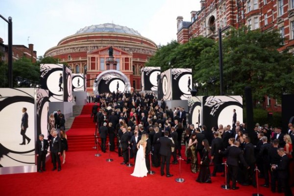 Η «βασιλική» πρεμιέρα στο Λονδίνο για την νέα ταινία του Τζέιμς Μποντ | 3 1