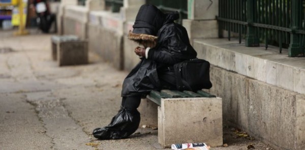 ΕΛΣΤΑΤ – Κίνδυνος φτώχειας για σχεδόν 1 στους 3 στην Ελλάδα