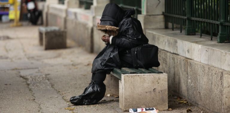 ΕΛΣΤΑΤ – Κίνδυνος φτώχειας για σχεδόν 1 στους 3 στην Ελλάδα