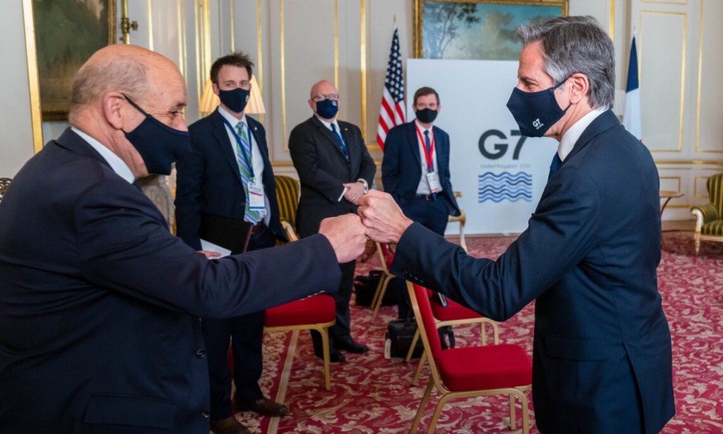 AUKUS – Οι ΥΠΕΞ Γαλλίας και ΗΠΑ αντάλλαξαν χειραψία, αλλά δεν συνομίλησαν κατ’ ιδίαν