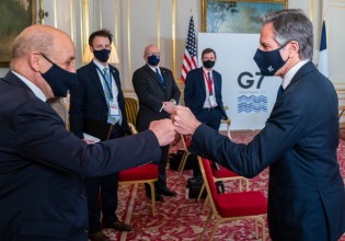 AUKUS – Οι ΥΠΕΞ Γαλλίας και ΗΠΑ αντάλλαξαν χειραψία, αλλά δεν συνομίλησαν κατ’ ιδίαν