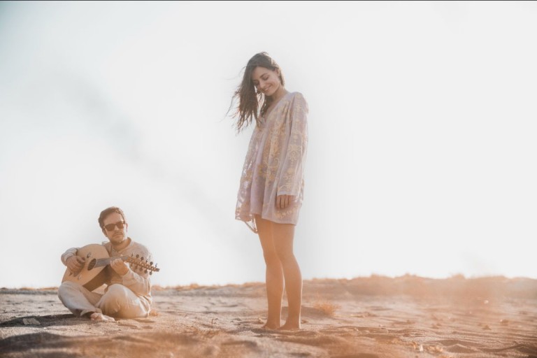 Η Εμμανουέλα Νινιράκη και ο Χάρης Μανουσάκης μας αποκαλύπτουν τη δική τους οπτική στα ποιήματα του Ναπολέοντα Λαπαθιώτη