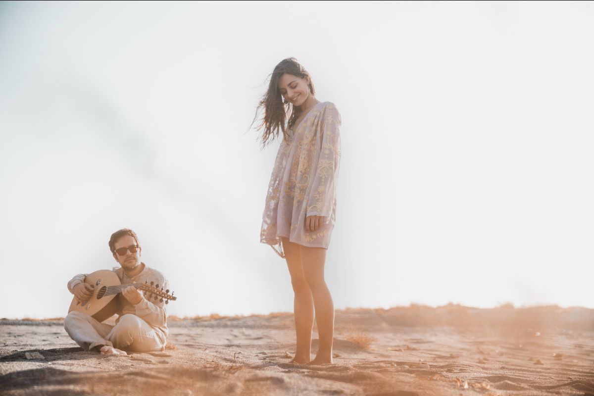 Η Εμμανουέλα Νινιράκη και ο Χάρης Μανουσάκης μας αποκαλύπτουν τη δική τους οπτική στα ποιήματα του Ναπολέοντα Λαπαθιώτη