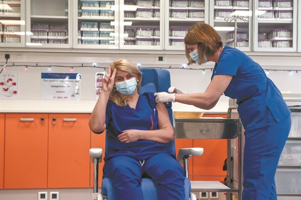 Εμβόλιο – «Από τον Φεβρουάριο έπρεπε να είχε επιβληθεί η υποχρεωτικότητα του εμβολιασμού»