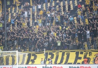 Πανό και συνθήματα κατά Ζαγοράκη, ΕΠΟ και Πολιτείας στο Κλεάνθης Βικελίδης