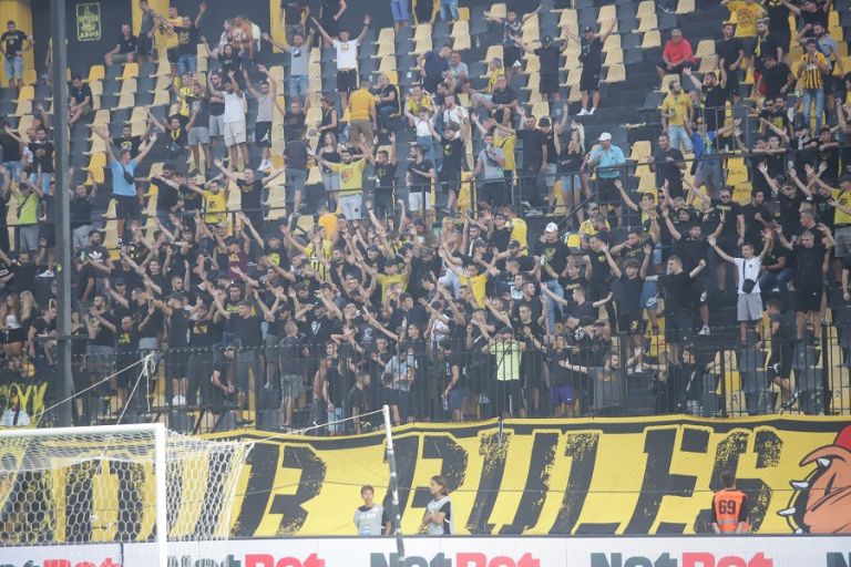 Πανό και συνθήματα κατά Ζαγοράκη, ΕΠΟ και Πολιτείας στο Κλεάνθης Βικελίδης