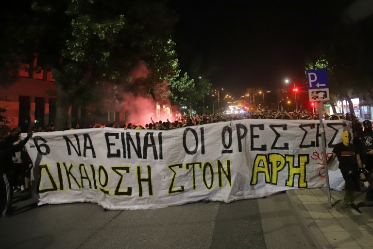 Στα γραφεία της ΕΠΟ οπαδοί του Άρη – «Με -6 δεν ξεκινάει η ΔΕΘ»