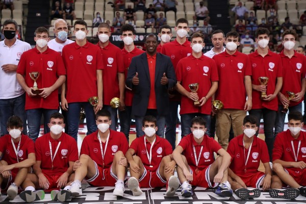 Ολυμπιακός – Ο Ρίβερς βράβευσε την εφηβική ομάδα για το πρωτάθλημα