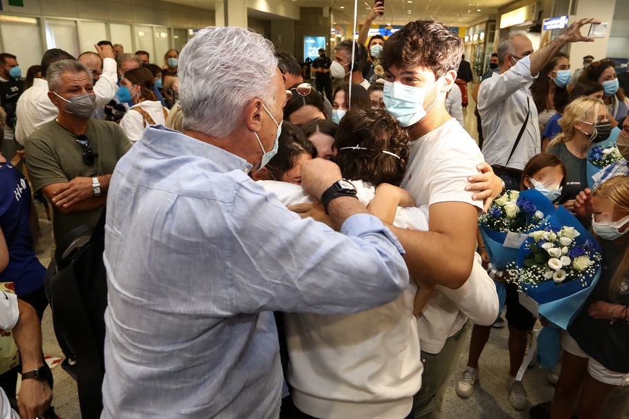 Θερμή υποδοχή στον Νάσο Γκαβέλα – «Λύγισε» ο πατέρας του στην αγκαλιά του