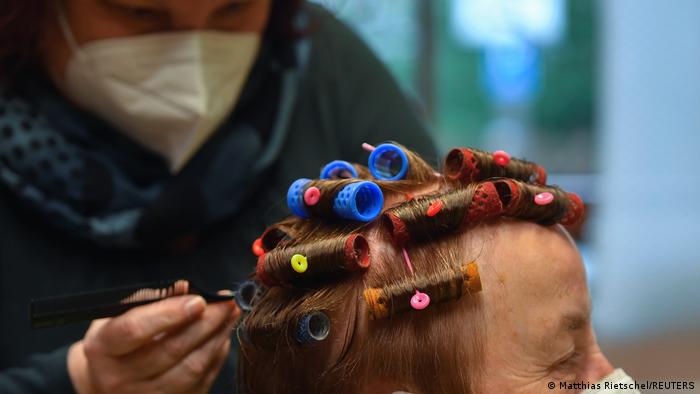 Στους χαμένους του κοροναϊού οι κομμωτές