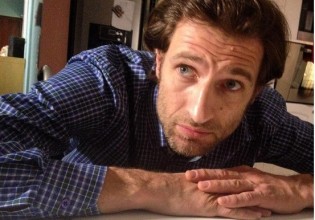 Μάξιμος Μουμούρης – Μας συστήνει τον νέο του ρόλο και μας εξηγεί γιατί πρέπει όλοι να δούμε την Γη της Ελιάς