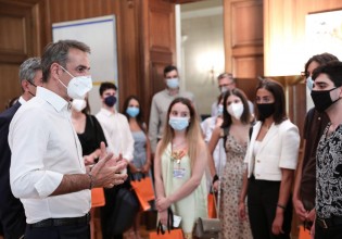 Μητσοτάκης – Συνάντηση με νέους ελληνικών «start up» που διακρίθηκαν σε Πανευρωπαϊκούς Διαγωνισμούς