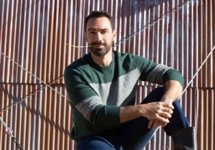 Σάκης Τανιμανίδης – Ο χαζομπαμπάς ξαναχτυπά με ένα βίντεο που θα σου προκαλέσει… ζάχαρο