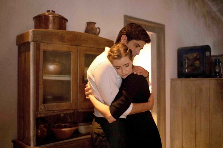 Άγριες Μέλισσες – Η Ελένη προδίδει τον Λάμπρο και ερωτεύεται τον Ζάχο