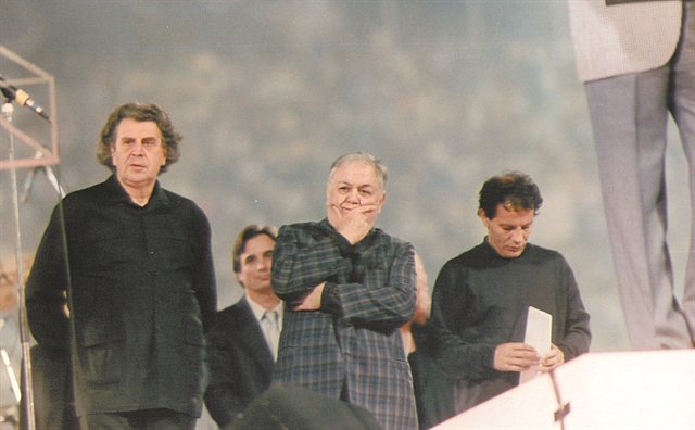 Μια… ξεχασμένη μουσική συνάντηση κορυφής – Θεοδωράκης, Χατζιδάκις και Ξαρχάκος στο ΟΑΚΑ το 1989
