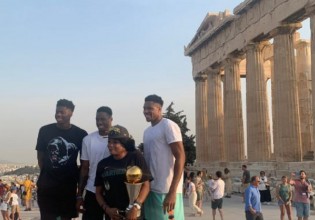 Το υπέροχο αφιέρωμα των Μπακς για την επίσκεψη των Αντετοκούνμπο στην Ακρόπολη
