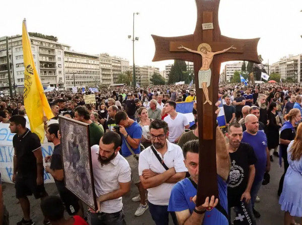 «Έρχονται οι μέρες σας» – Εκτός ελέγχου οι αρνητές απειλούν και εξυβρίζουν ακόμα και δημοσιογράφους