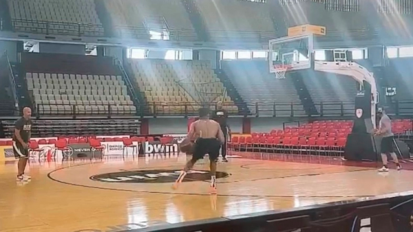 Ο Αντετοκούνμπο προπονείται στο ΣΕΦ και δεν χάνει σουτ